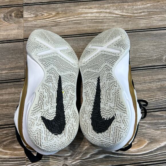 Nike basketball shoes- team hustle D10 big kid size 6Y - Picture 6 of 7